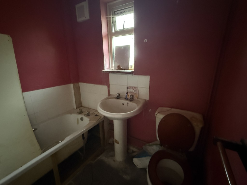 Lot: 100 - FLAT IN NEED OF IMPROVEMENT IN VILLAGE LOCATION - Bathroom in Need of Refurbishment
